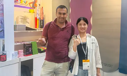 Yogamattor blir i fokus, och en ny trend inom hälsosamt liv vinner popularitet.